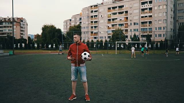 城市足球运动男子肖像视频下载