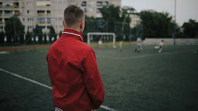 城市足球运动男子肖像视频下载