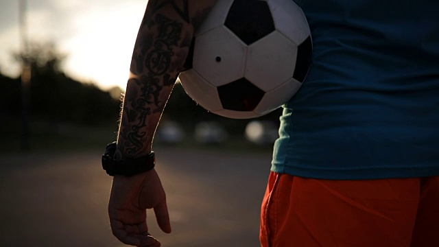 人与足球在城市景观。视频下载