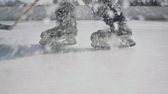 MS冰球运动员滑向镜头，停在滑梯上，向镜头喷洒冰片/纽约长岛视频下载