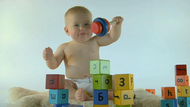 MS，婴儿男孩(6-11个月)玩木制玩具视频下载