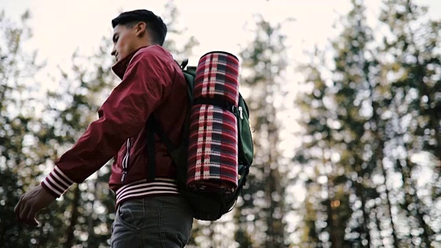背包旅行者穿过森林视频下载