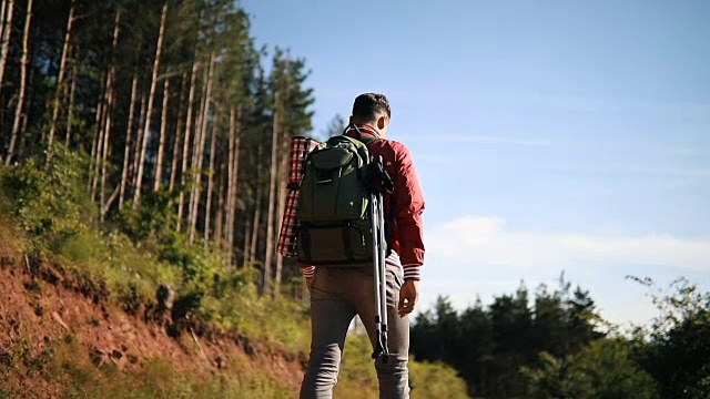 背包旅行者穿过森林视频下载