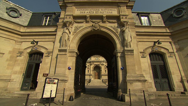 Pan up entrance to the Conservatoire National des Arts et Métiers视频素材