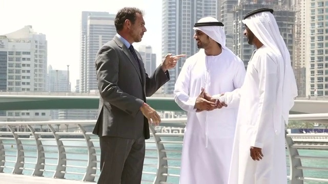 中东商人会见西方男人-股票视频视频素材