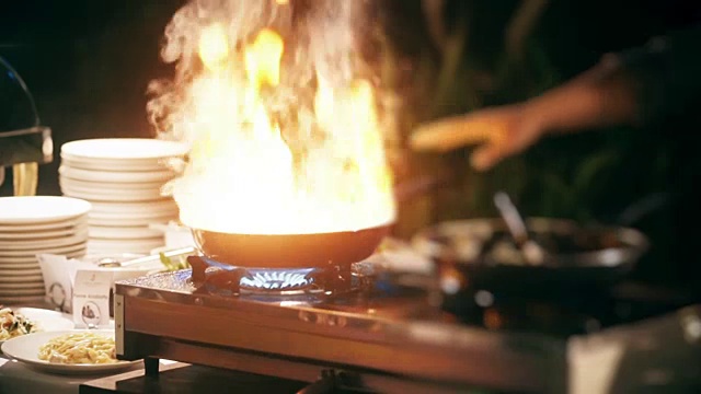 厨师用平底锅高温烹饪。视频素材
