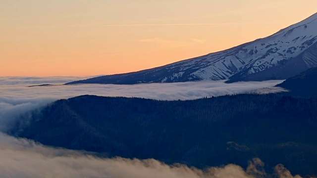 日落完美的发光山雾倒置胡德山俄勒冈瀑布5视频素材