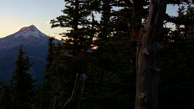 日落东侧山与积雪和森林的胡德山俄勒冈州Cascades 248视频素材