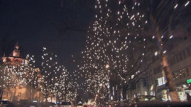 德国柏林，沿着一排排挂着圣诞彩灯的树穿过库富尔斯坦丹视频下载