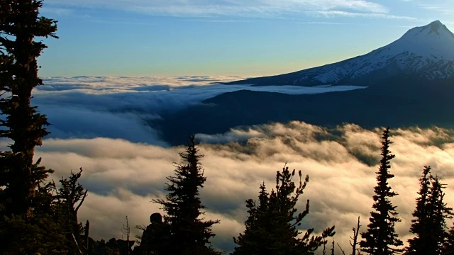 雾和云的倒置山胡德山俄勒冈瀑布12视频素材