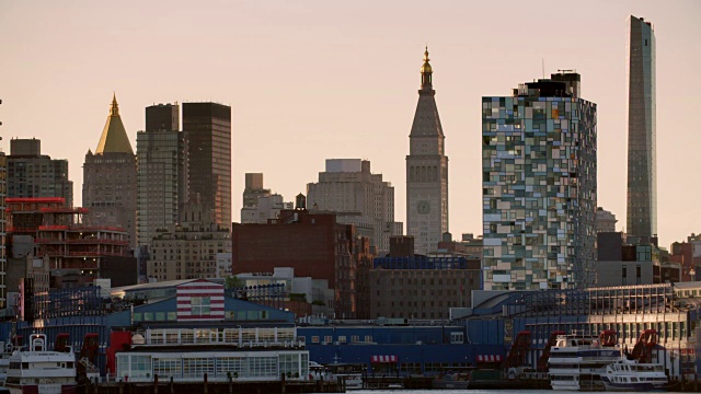清晨时分，纽约市曼哈顿哈德逊河沿岸的切尔西天际线。视频下载