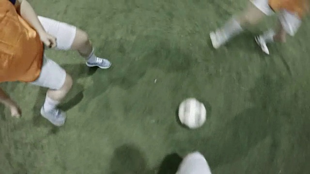 女球员带球向门柱移动的POV视频下载