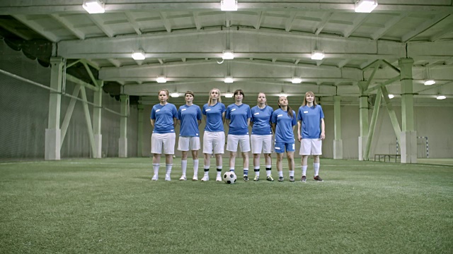 女子足球队在室内场地排队视频素材