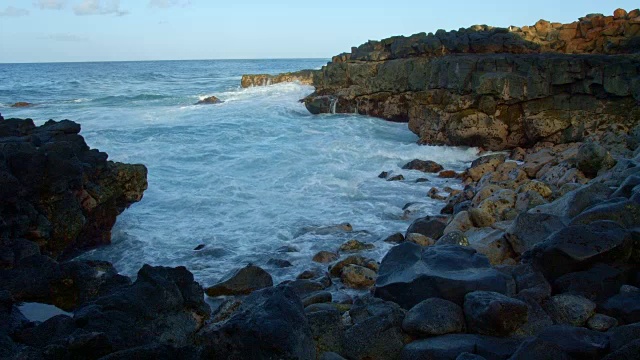 黎明的海浪撞击着夏威夷考艾岛的熔岩视频素材