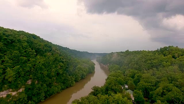 在雷雨中飞越河谷视频素材