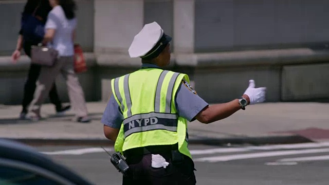 纽约警察交通官员积极地指挥交通在纽约市十字路口。视频素材