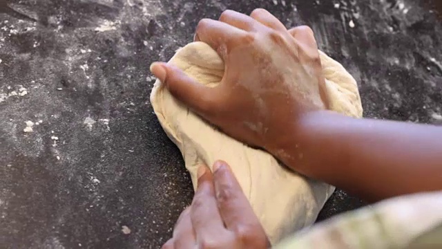 非洲妇女揉面团的手/开普敦/南非视频下载