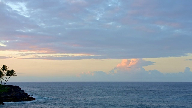 夏威夷考艾岛的日落岩云视频素材