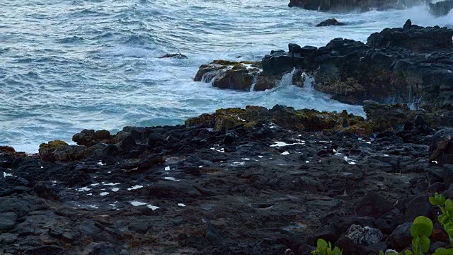 夏威夷考艾岛上的日落海浪撞击熔岩视频素材