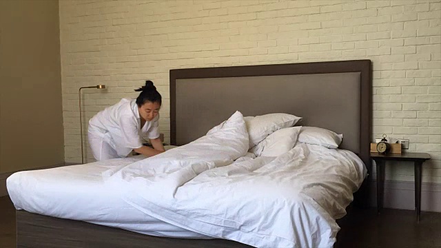 时间流逝:女人把床弄得干净整洁视频素材
