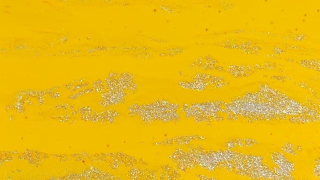 银色的波浪在黄色充满活力明亮的油漆和油颜色漩涡熵视频素材