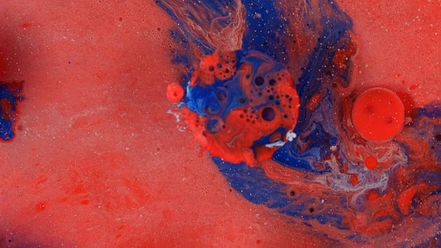红色和乳白色与球体和蓝色浮动充满活力明亮的油漆和油的颜色漩涡熵视频素材