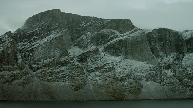穿越白雪覆盖的北极海角视频素材