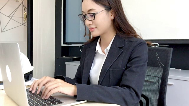 亚洲商务女性和团体使用笔记本开会和商务女性微笑愉快的工作视频下载