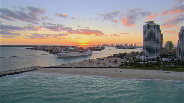 美国佛罗里达州迈阿密海滩，日落时分，航空WS邮轮经由政府通道离开港口视频下载
