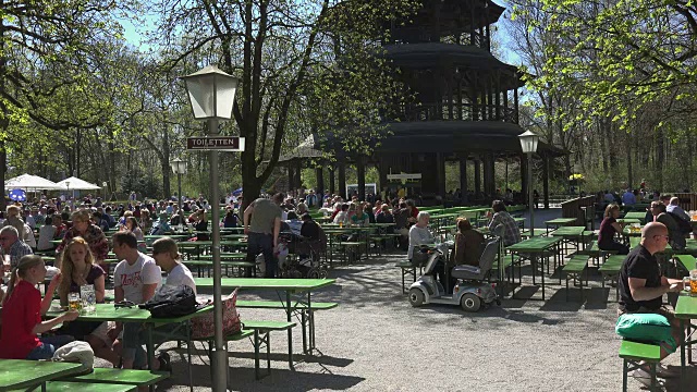 德国巴伐利亚州慕尼黑，英国花园，中国Turm啤酒花园视频下载