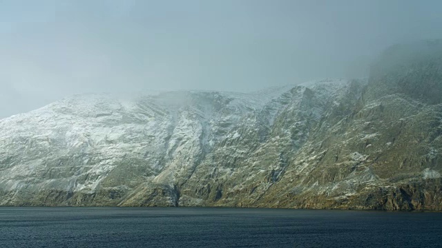在北极海岸景观中白雪覆盖的悬崖视频素材