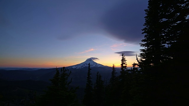 蓝色的小时黄昏胡德山山顶和吹雪的雪峰和森林瀑布宽视频素材