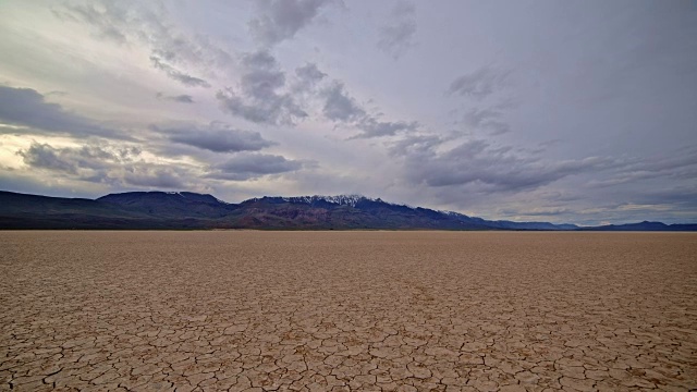 色彩斑斓的沙漠盐湖裂地阿尔沃德沙漠和风暴斯登山在远处3视频下载
