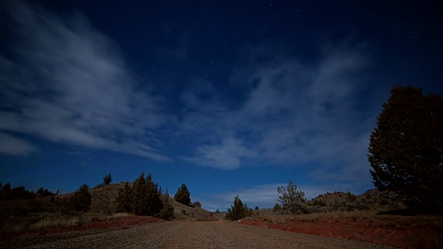 在月亮和星星的月光下，画山附近的空旷的砾石路视频素材