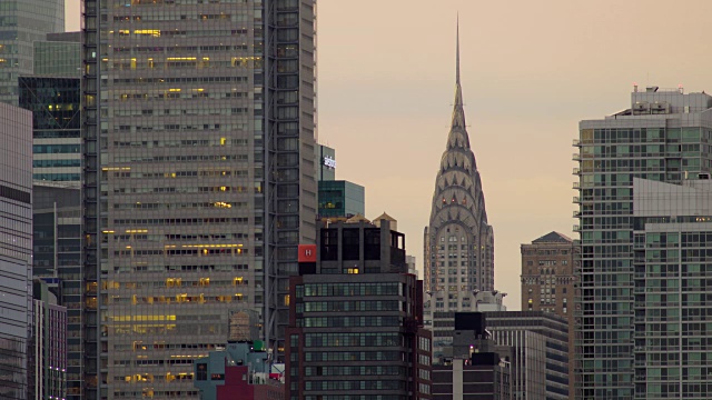 随着纽约新的一天的开始，曼哈顿中城克莱斯勒大厦顶上的灯光熄灭。视频下载
