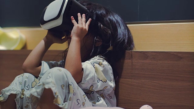 亚洲女孩在VR头盔视频购买