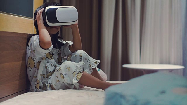 小女孩体验虚拟现实模拟器视频素材