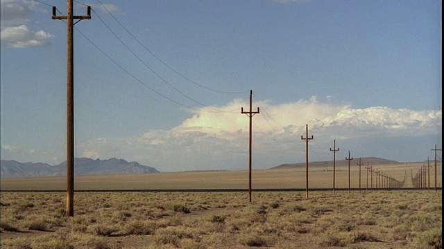 美国内华达州托诺帕沙漠电线杆排视频下载