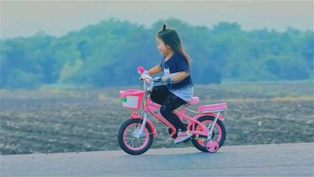 在乡下骑自行车的亚洲小女孩视频购买