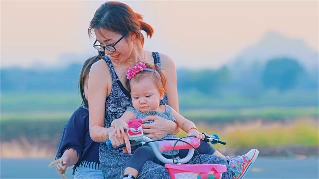 亚洲妈妈和女儿一起骑车视频素材