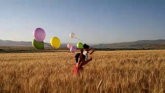 弟弟和妹妹拿着气球跑着视频素材