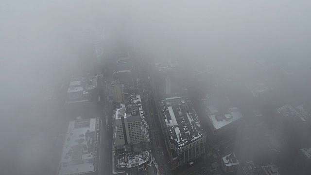在纽约市的大雾天曼哈顿中城的高角度视图(实时视频)视频下载