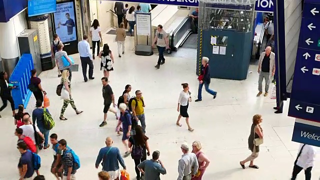 伦敦地铁车站，乘客高峰期，英国，英国视频素材