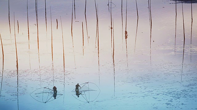 中国福建霞浦，渔民在艺术泥滩上捕鱼。视频素材