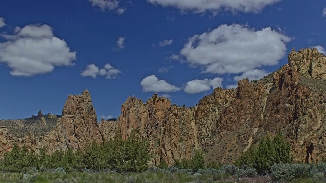 史密斯岩石州立公园岩石悬崖和蓝天白云视频下载