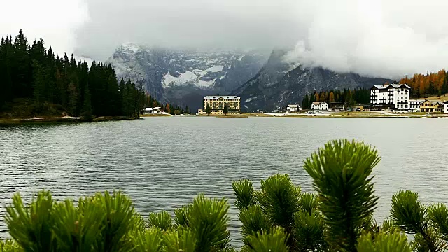 意大利多洛米特山脉的米苏里纳湖视频下载