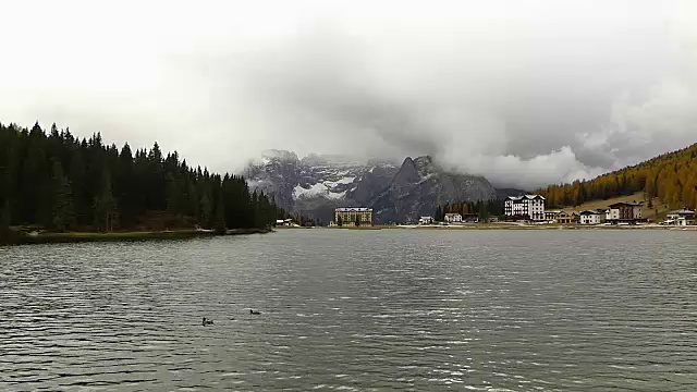 意大利多洛米特山脉的米苏里纳湖视频下载