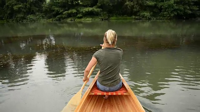 在湖上划独木舟视频下载