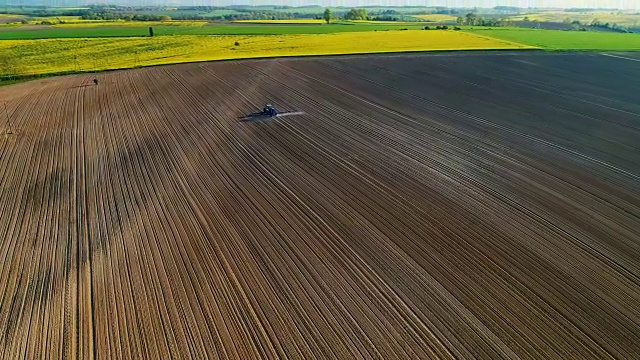 农业。田间耕作拖拉机的空中拍摄视频素材