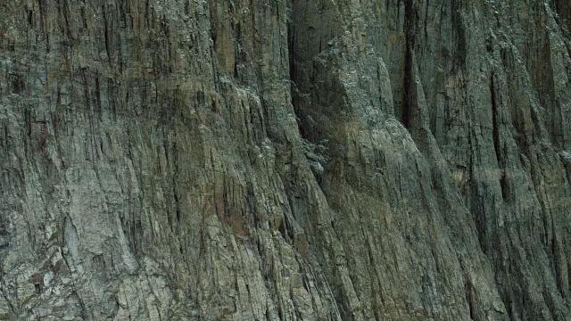 近距离拍摄的垂直石崖视频素材
